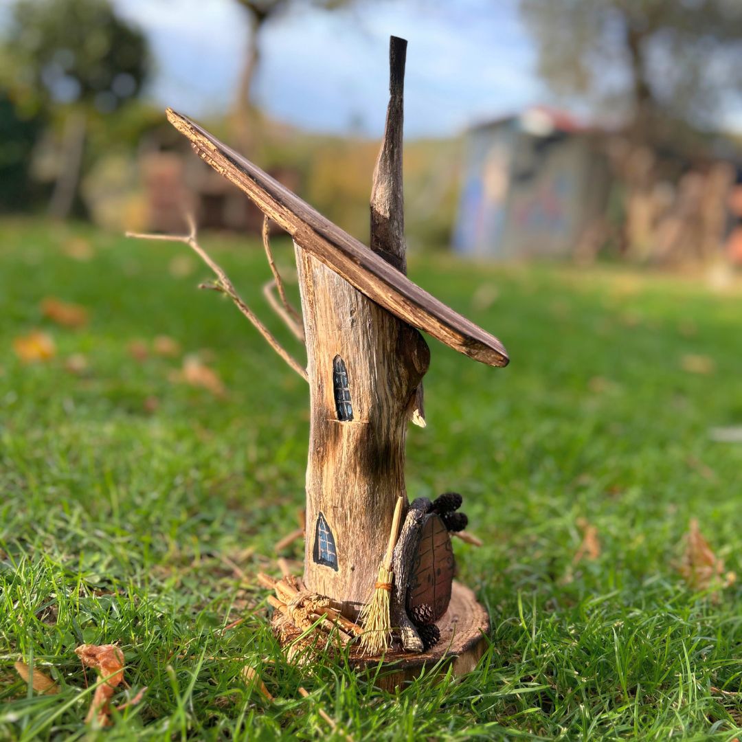 Casa del Bosco con Finestre Gotiche immagine