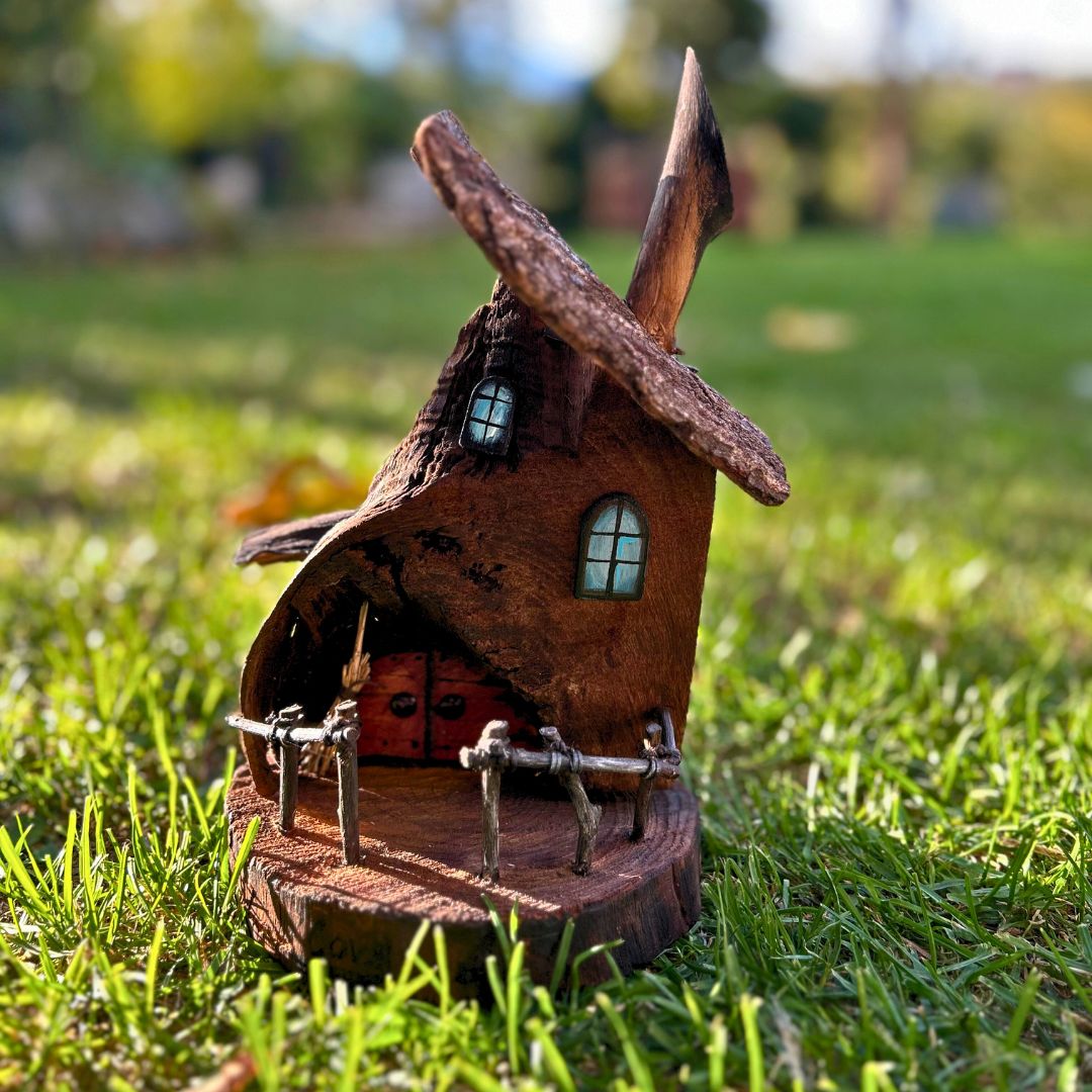 Casa del Bosco con Portone Rosso immagine